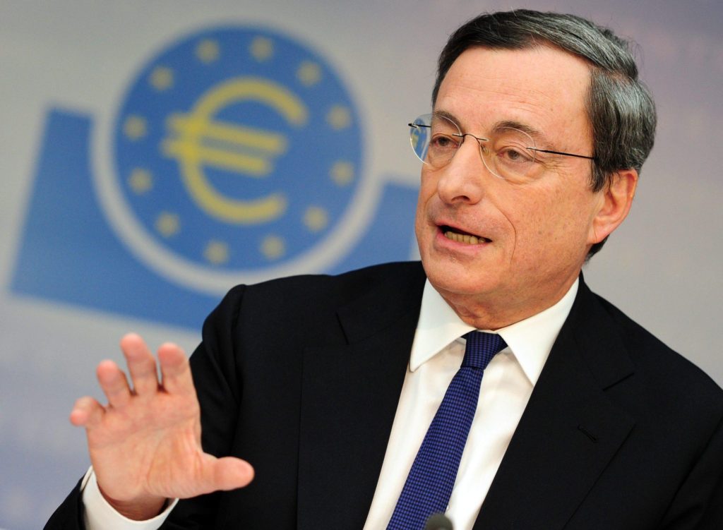 Il presidente della Bce Mario Draghi in una foto di archivio ANSA / DANIEL REINHADT